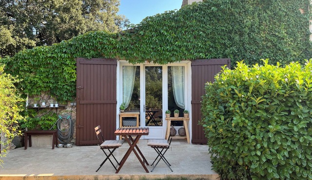 CHARMING OUTBUILDING WITH GARDEN IN PRIVATE ESTATE 10 Mn from AIX en Pce