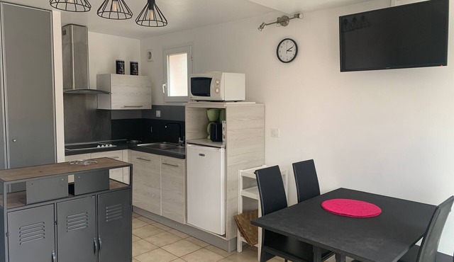 Charming Quiet House for 4 - Close to Ocean Beaches - Terrace & BBQ - Linen & Cleaning Included