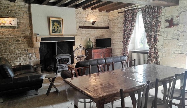 Charming Riverside Cottage with Private Grounds, Fishing, Pet-Friendly, WiFi, and Parking in Mareuil-sur-Arnon