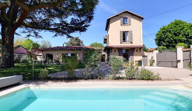 Clos du Cèdre - High-End Family Home with Spacious Garden, Pool, Parking