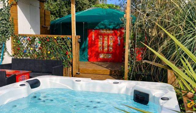 Comfortable yurt in Provence with Jacuzzi and private garden