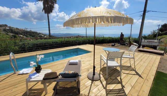 Contemporary villa with panoramic views over Cannes Bay and private pool