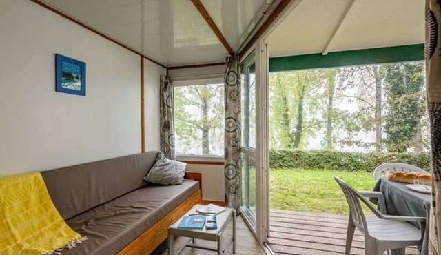 Cozy chalet for 6 with terrace and garden furniture