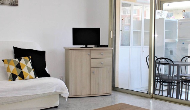 Cozy Studio with Large Garden, Steps from Beach, Parking Included