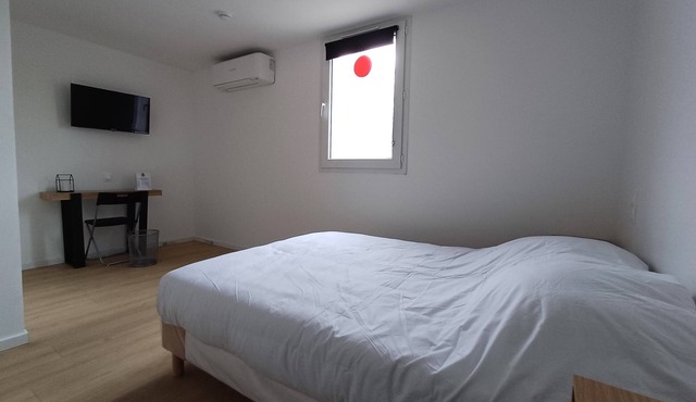 CRYSTAL HOTEL in Claye-Souilly