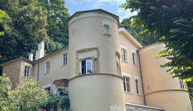 Dans une Maison Forte du XVI Siècle