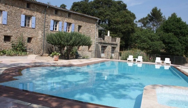 Detached 2-bedroom apartment in charming building, swimming pool and terrace