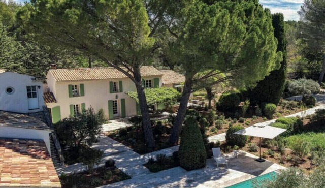 Exceptional property in Aix en Provence near Château de la Gaude with tennis court