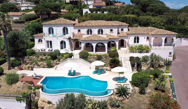 Exceptional seafront villa with 180° view of the Gulf of Saint-Tropez