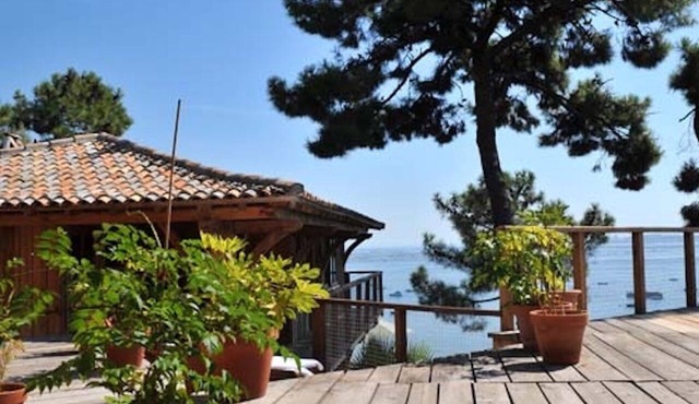 EXCEPTIONAL VILLA OVERLOOKING THE BASIN