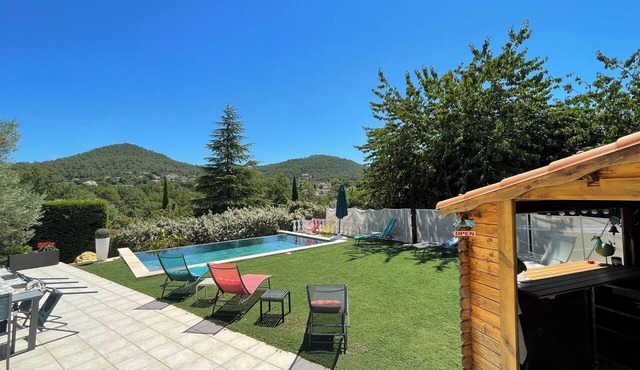 Exceptional villa with an infinity pool, hot tub, movie theater, and gym in Rocbaron
