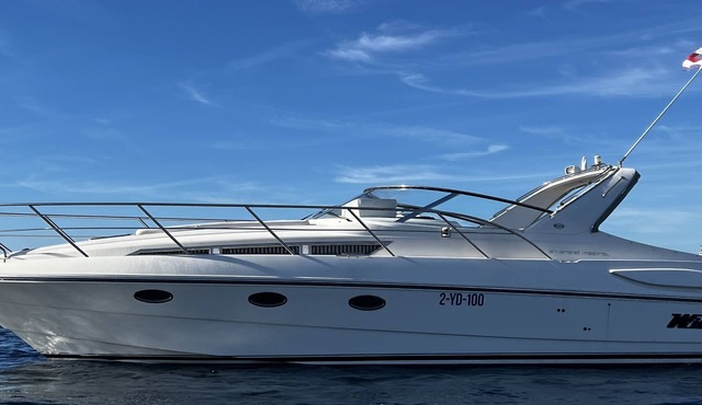 Exclusive stay on a yacht in the old harbour in the center of Cannes
