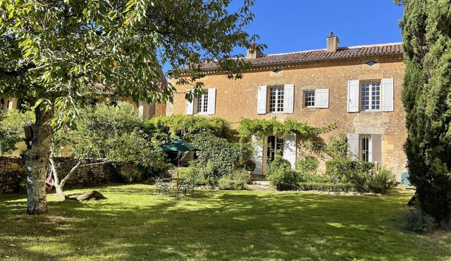 Family house in a village with swimming pool in Périgord, sleeps 12