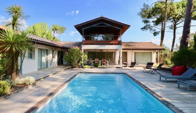 Fantastic house with pool between ocean and bay, modern and luxurious decor.
