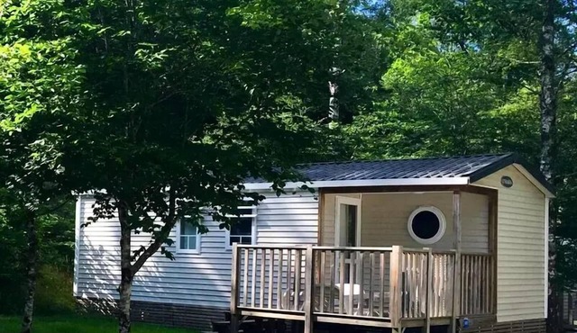 Flower Camping La Plage * - Mobil home Standard 31m2 (3 bedrooms) + TV + integrated terrace covered with 9m2 6 people in TREIGNAC