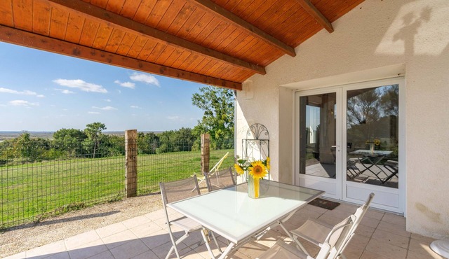 'Gite Piscine Intérieure Brouage' House with Private Terrace, Shared Garden, and Wi-Fi