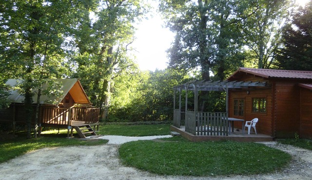 Chalet and lodge at the end of a quiet road, 3 km from Guedelon