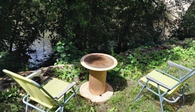 Fully-equipped, riverside T1 apartment. in Figeac