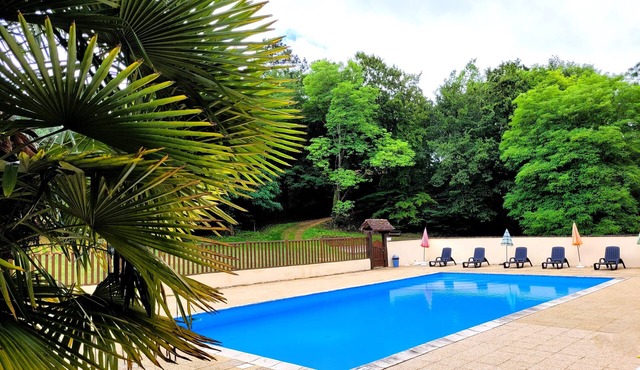Gîte for 5 to 7 people in Sarlat. Heated swimming pool. Wifi. >Nature