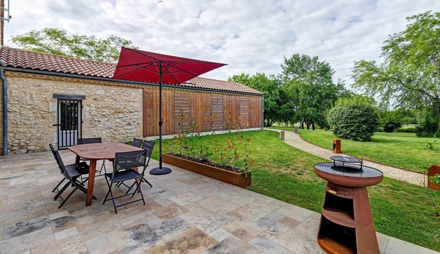 Gîte Les Lilas - Les Carassonnes with Shared Pool, Wi-Fi, and Air Conditioning