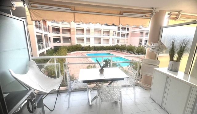 Golfe-juan : T1 for 4 people with swimming pool, parking, quiet, close to beaches