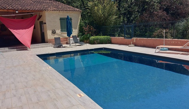 Gordes 7km away: Cabrières d'Avignon Provencal villa with pool facing the Luberon