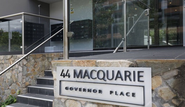 Governor Place - Executive Central Apartment in Barton