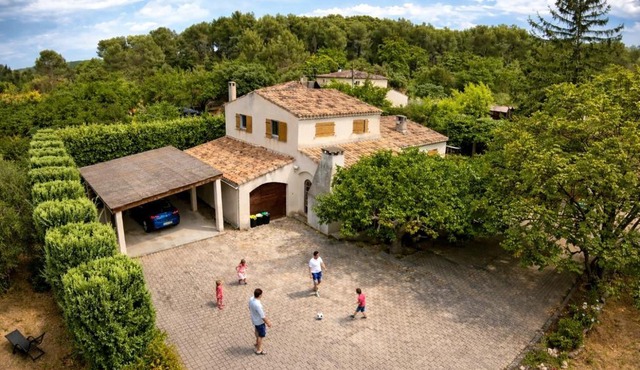 Grande maison de vacances jusqu'à 15 personnes, à quelques pas d'Aix-en-Provence