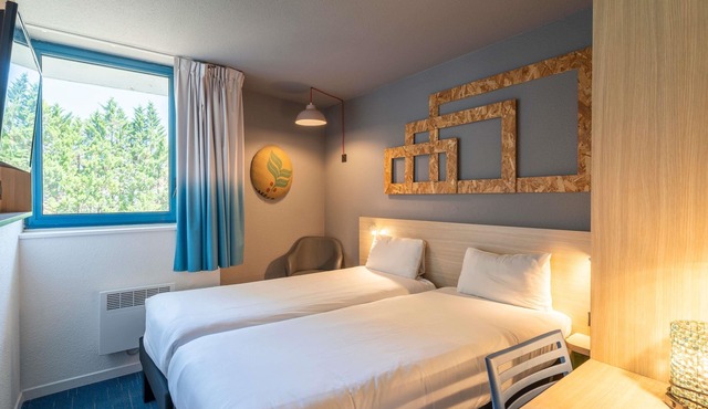 greet Hotel Bordeaux Aeroport in Merignac
