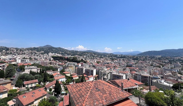 Ground floor of a house, in a quiet location in the hills above Nice, a 1/4 h from downtown.