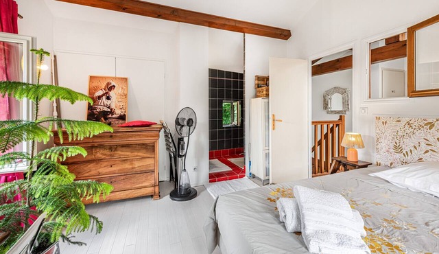 Guest Room in Beaujolais with Shared Terrace and Garden. Free Wi-Fi and Parking