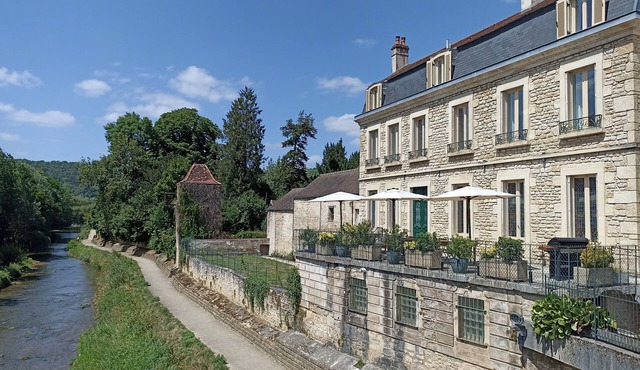 Historic house of character overlooking the river