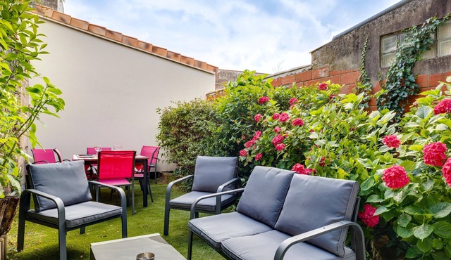 Holiday Home 'In Bordeaux, Air-Conditioned with Pool Table' with Private Terrace and AC