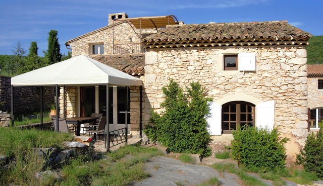 Homerez - Nice house for 4 ppl. with shared pool, sauna, jacuzzi and terrace in Simiane-la-Rotonde