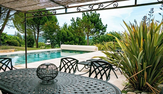 Hortense, beautifully situated villa with private swimming pool near Montignac