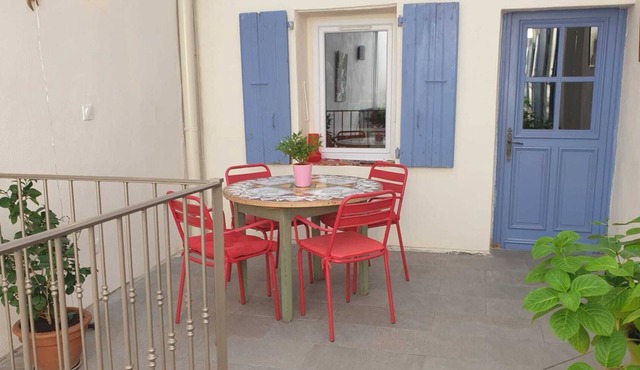 House Centre bourg, 2 bedrooms opening onto quiet terrace, river 1km away