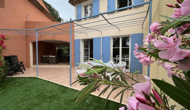 House in Les Restanques holiday village aquatic area, WIFI, air conditioning. in Grimaud