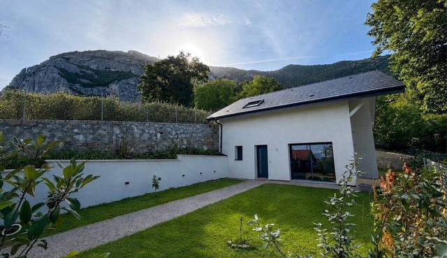 House with a garden on the French-Swiss border – 5 minutes from Geneva