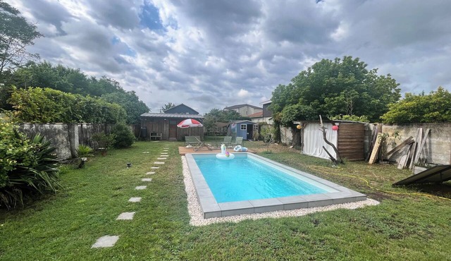 House with a pool in a residential neighborhood on the outskirts of Bordeaux