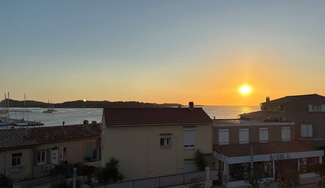 House with a view, located 3 minutes from the beaches and the town center, with parking