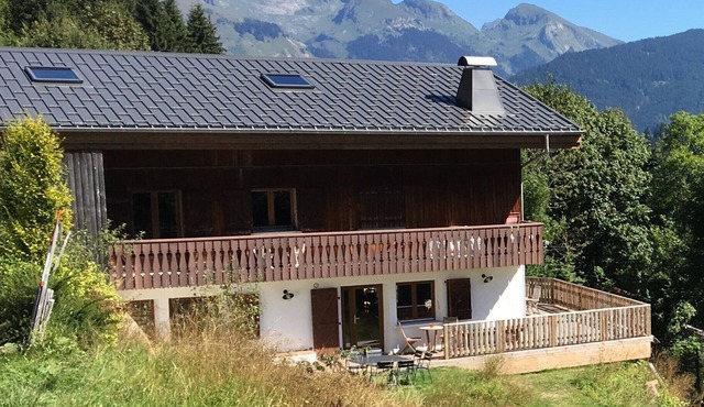 In a beautiful chalet, large apartment, mountain view, garden, terrace, sauna