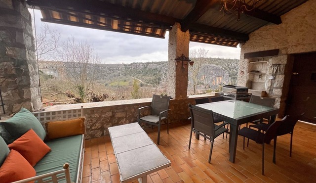 In Balazuc, terrace overlooking the Ardèche gorges, 300 m from the beach.
