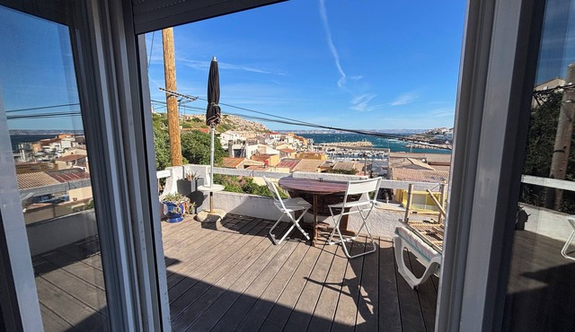 In Les Goudes, air-conditioned house with a view, close to the sea, large landscaped garden, quiet location.