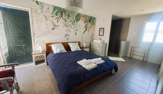 In the countryside, spacious house with large terrace, swimming pool and garden