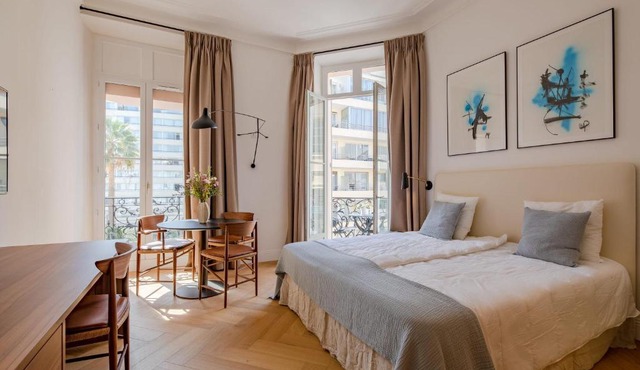 La Guitare 23 - Large modern studio with balcony in center of Cannes, just behind Grand Hotel