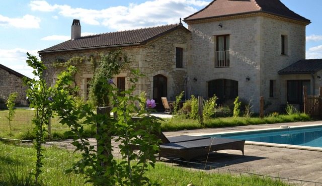 La Mouthe the perfect rural retreat for families with pool and pets welcome in Saint-Perdoux