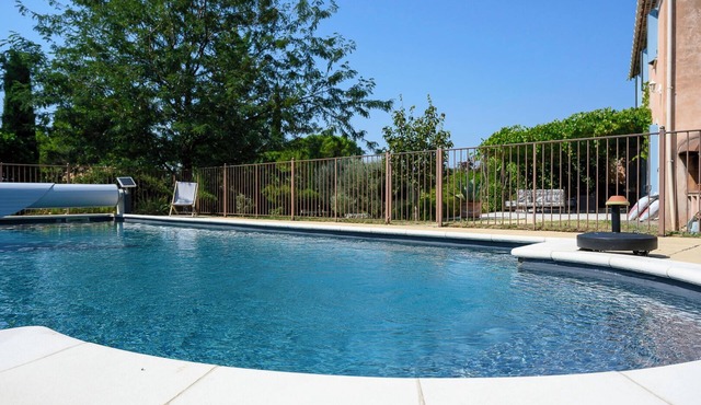 La Tarente, Villa Provençale, with swimming pool for 8 to 10 people, rated 3*.