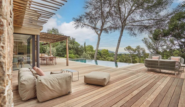 La Villa Playa Madrague, Là où la Méditerranée se dévoile entre les pins.