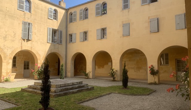 Large 60 m2 apartment, historic center, near the market, former convent