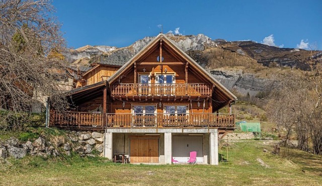 Large Alpine Chalet in Allos for 12 Guests – 1,700m Altitude